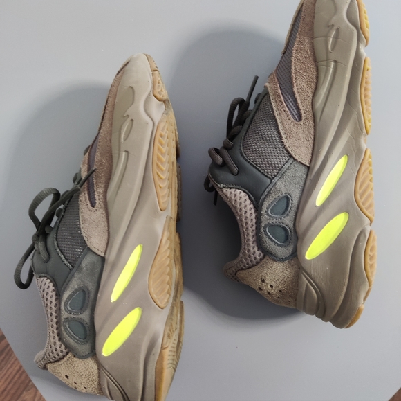 Adidas Yeezy Boost 700 Mauve - Picture 4 of 9